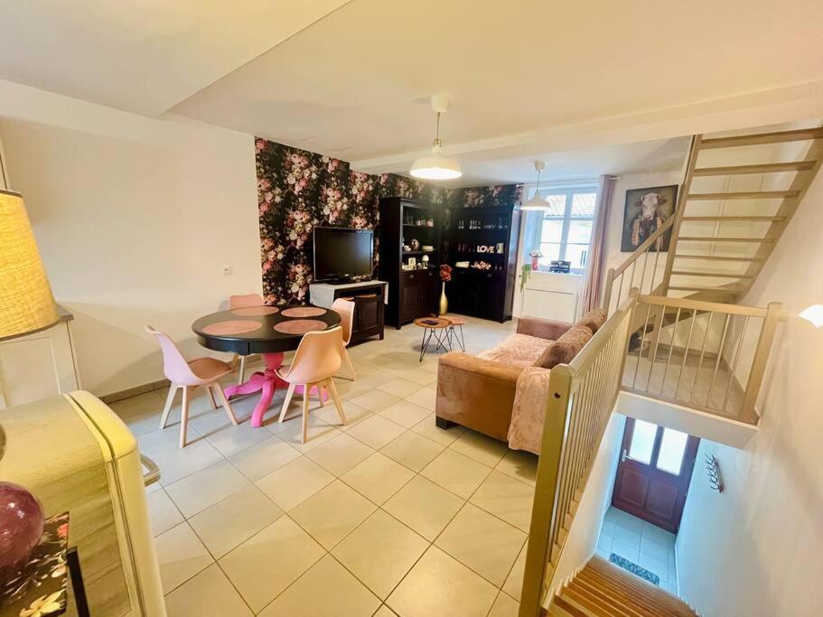 Magnifique Maison De Ville Morestel Екстер'єр фото